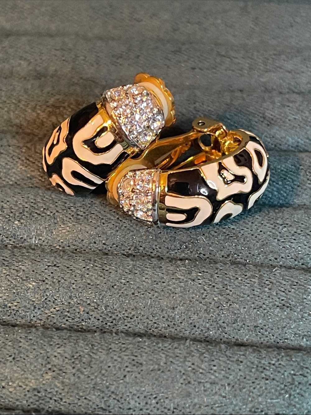 Vintage Joan Rivers Gold-Plated Swarovski Crystal Animal Print Clip On Earrings - Picture 3 of 10